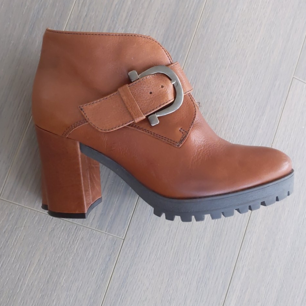 Eric michael cognac booties size 7 height 3"